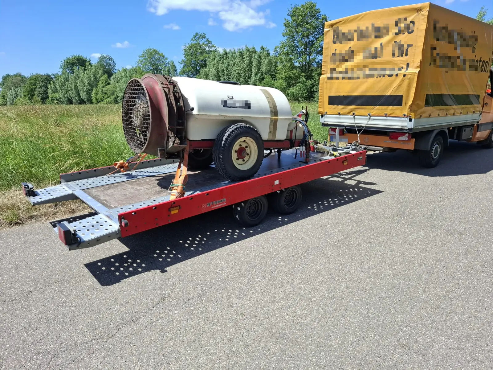 Autotransportanhänger von hinten links